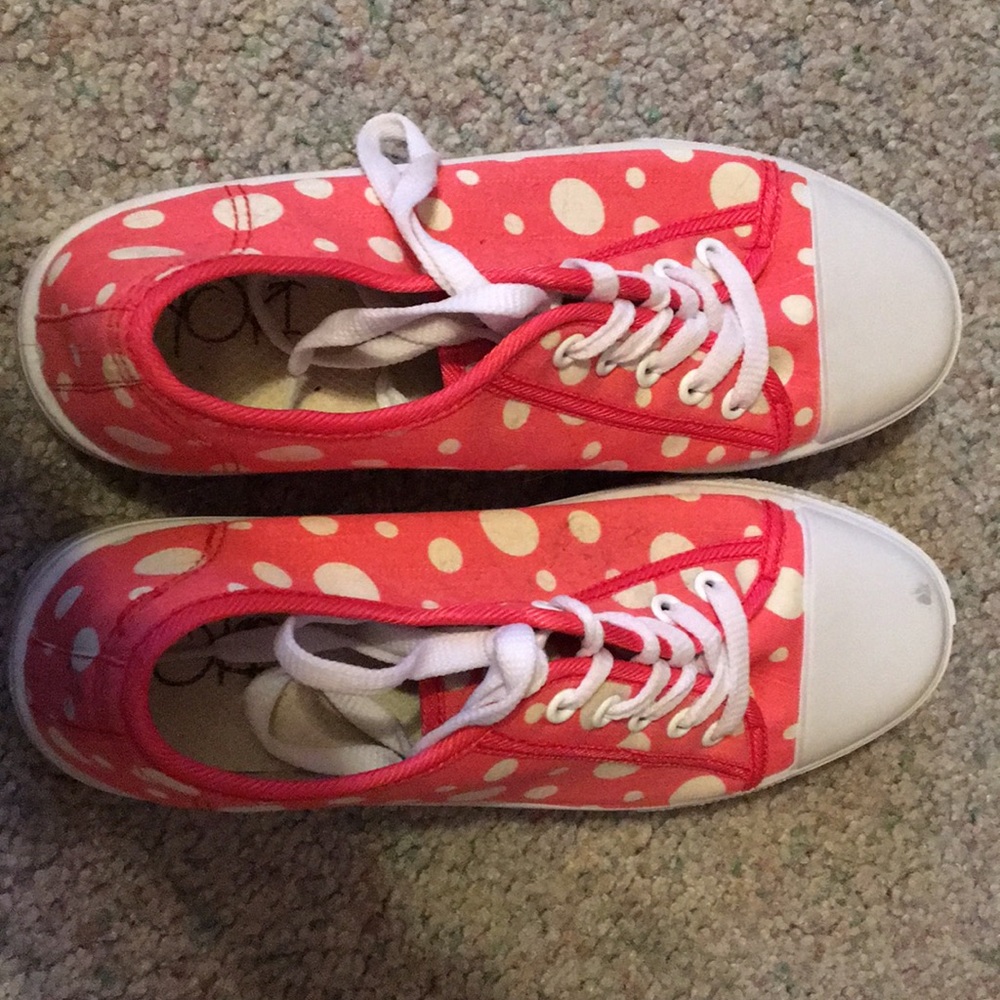 Yoki size 8 sneakers